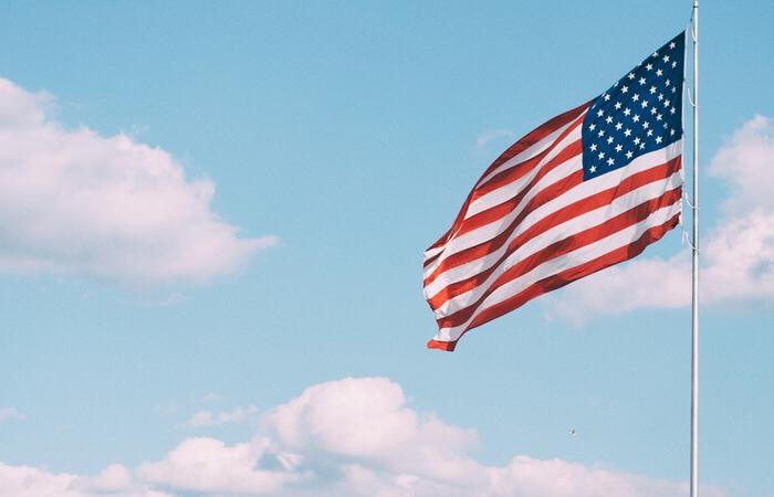 U.S. 旗帜在风中飘扬.